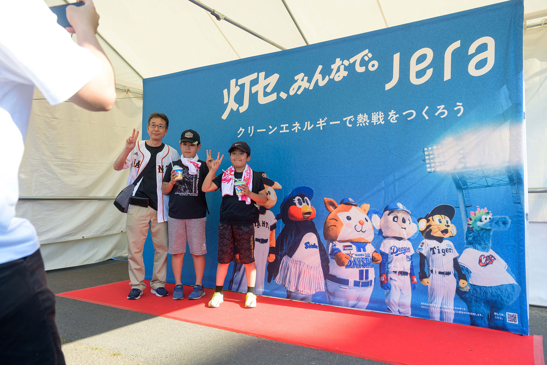 球場の外にはJERAのPRブースが設けられ、6球団のマスコットがデザインされたパネルをバックに撮影できるフォトスポットが人気を集めた