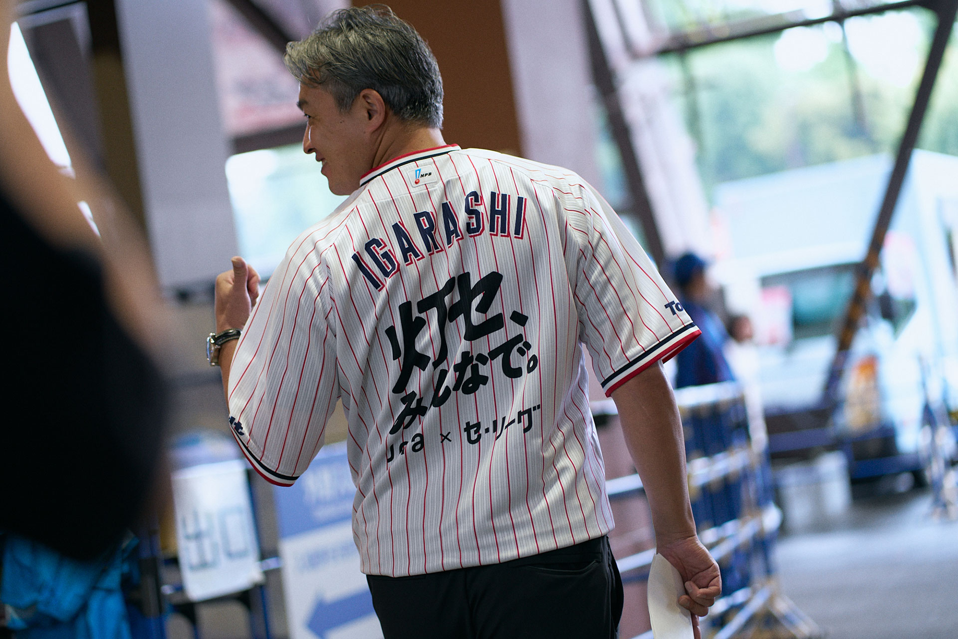 メディアの方々と「灯セ、みんなで。」ユニフォームについて会話